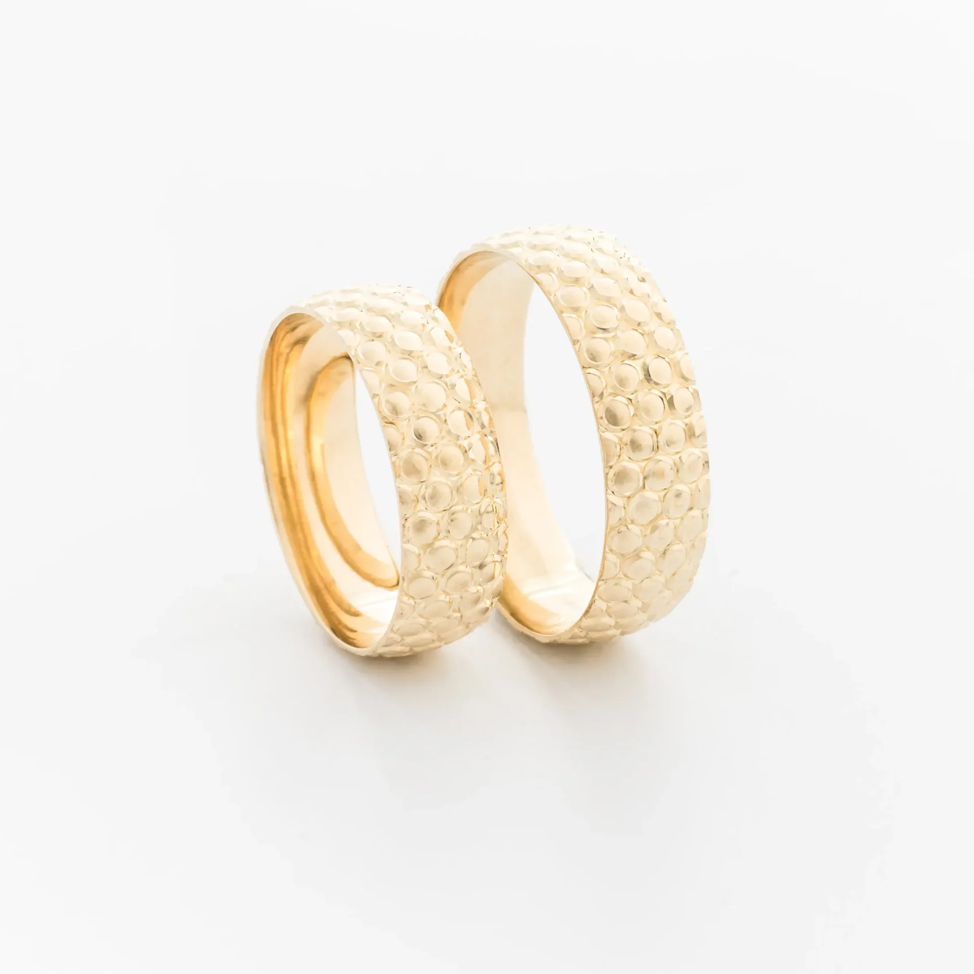 egyedi-vesessel-disztett-karikagyurupar