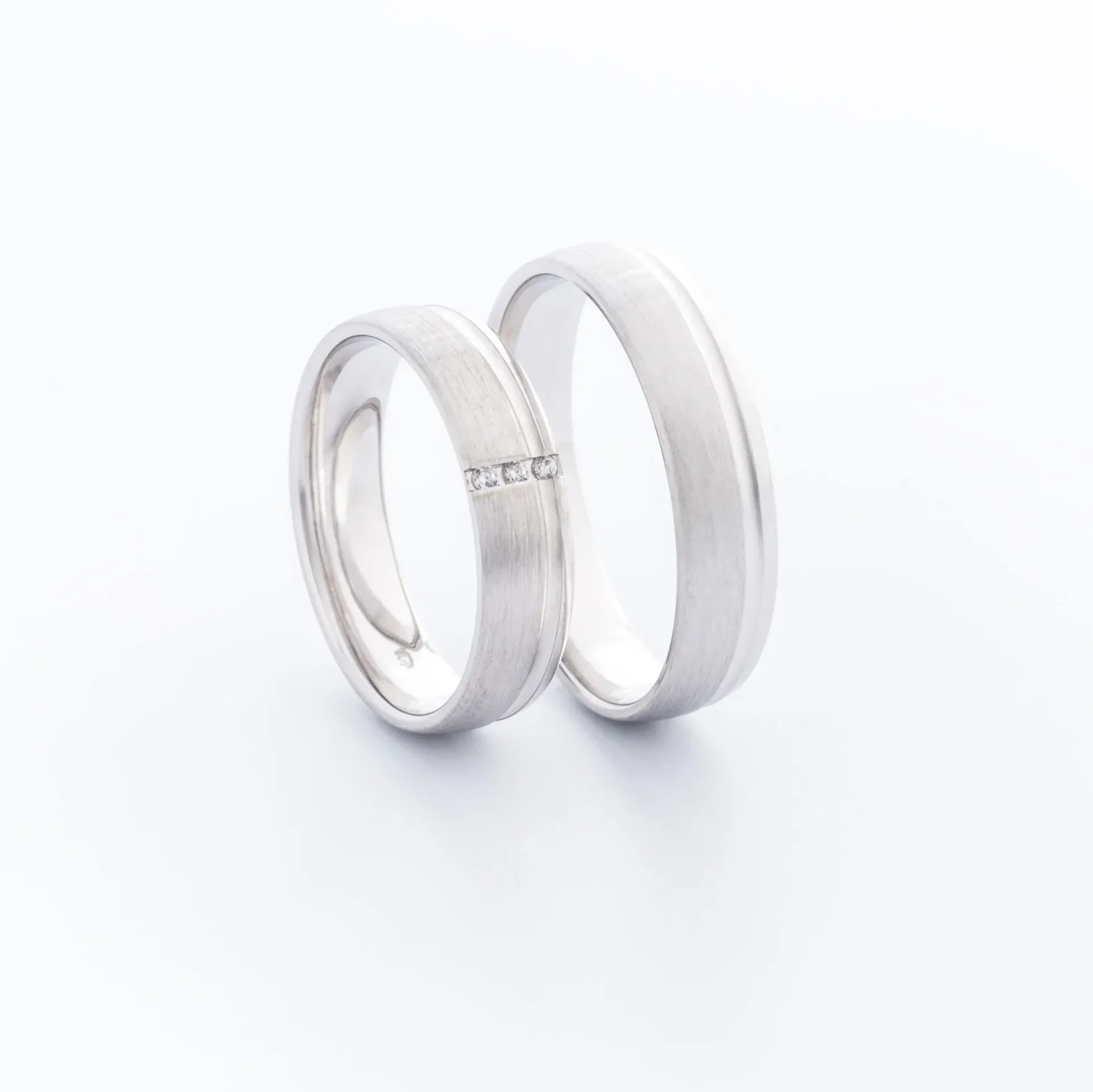 elegans-letisztult-matt-feher-arany-karikagyurupar