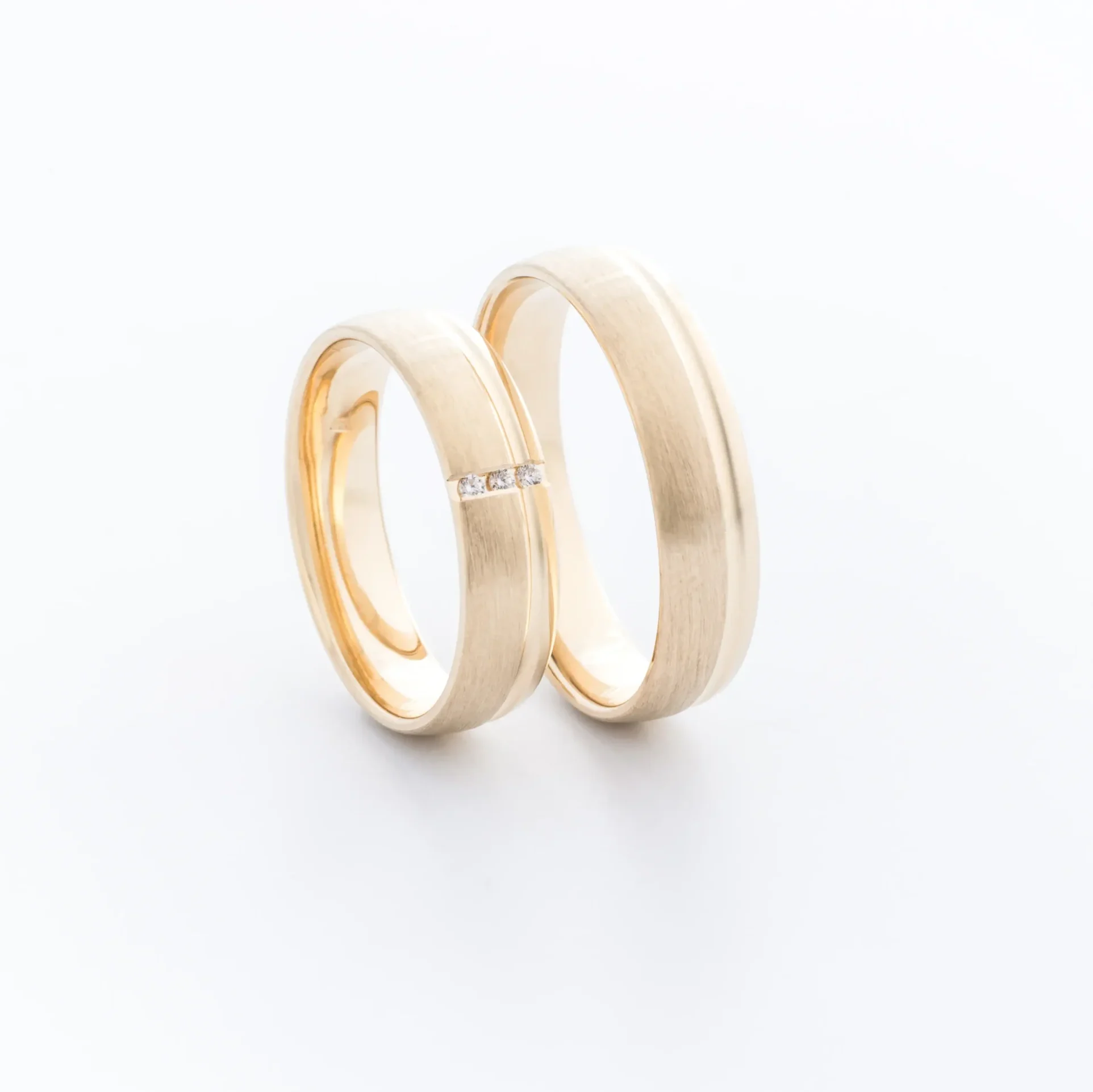 elegans-matt-sarga-arany-karikagyuruk