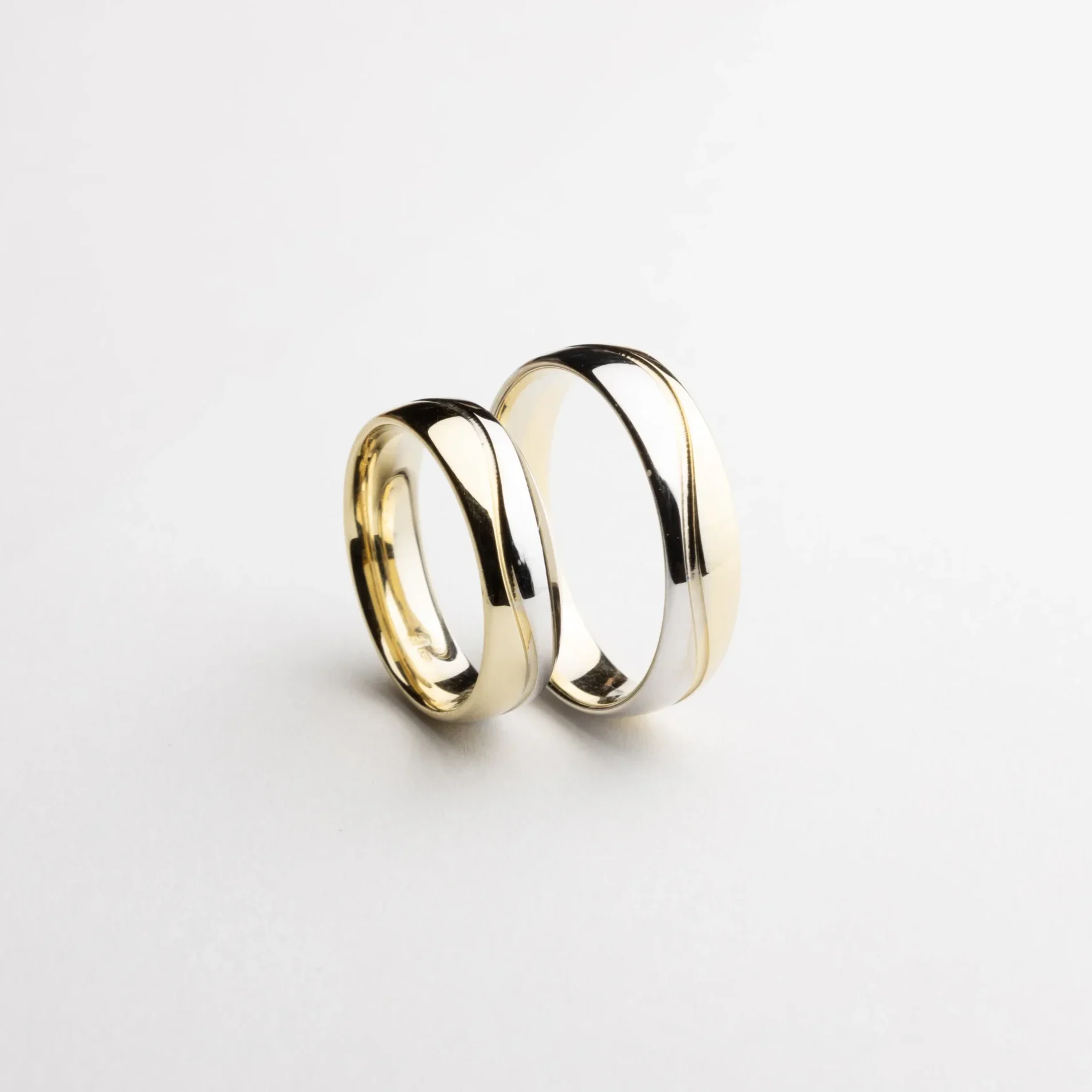 feher-sarga-arany-hullammintas-karikagyuruk