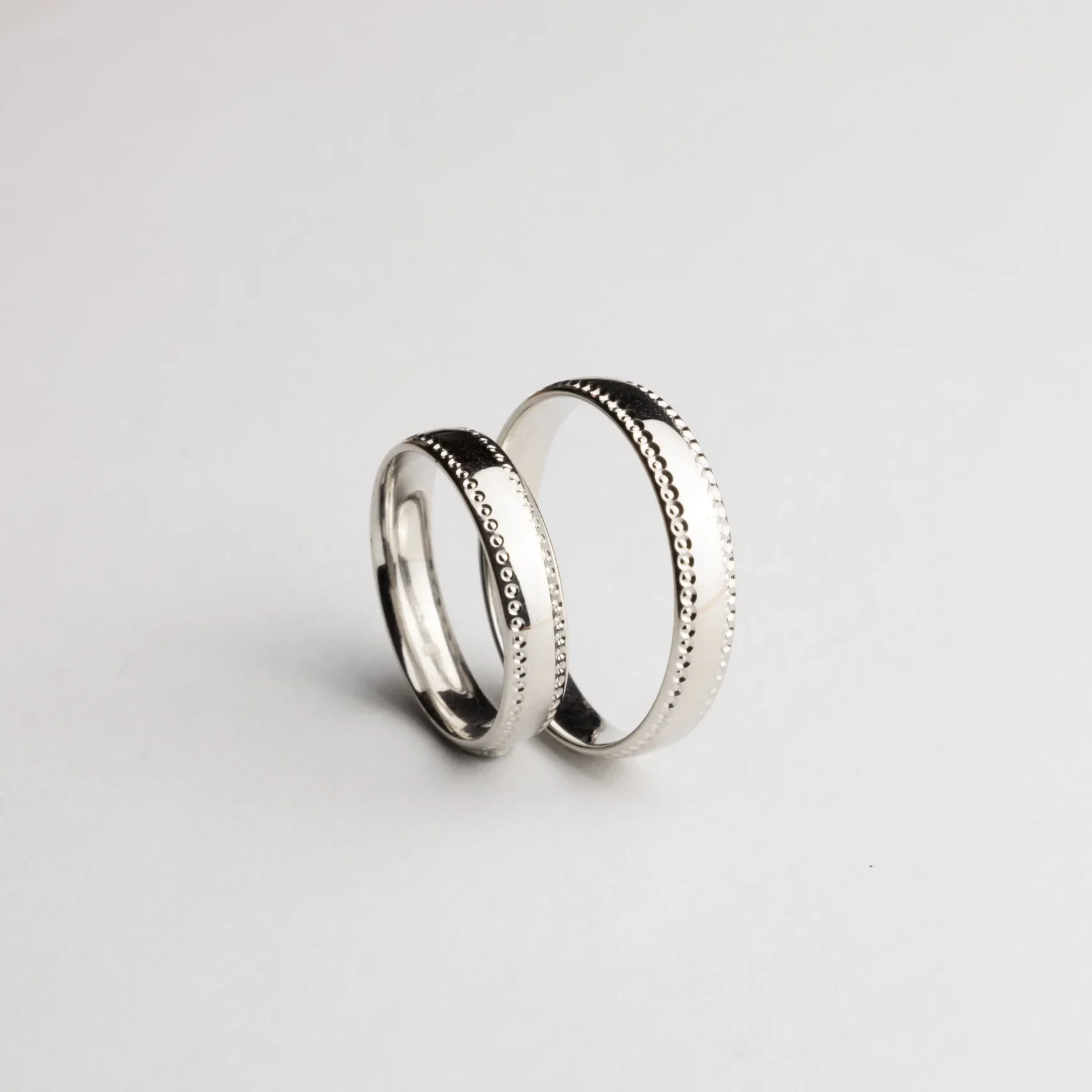 feherarany-egyedi-vesessel-diszitett-karikagyuruk