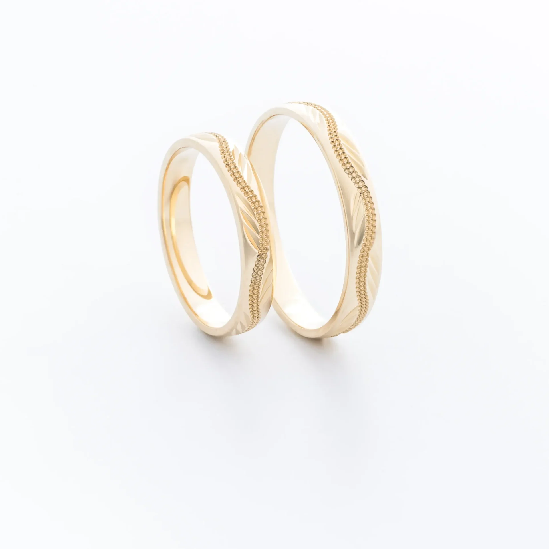 hullamzo-vesessel-diszitett-sargaarany-karikagyuruk