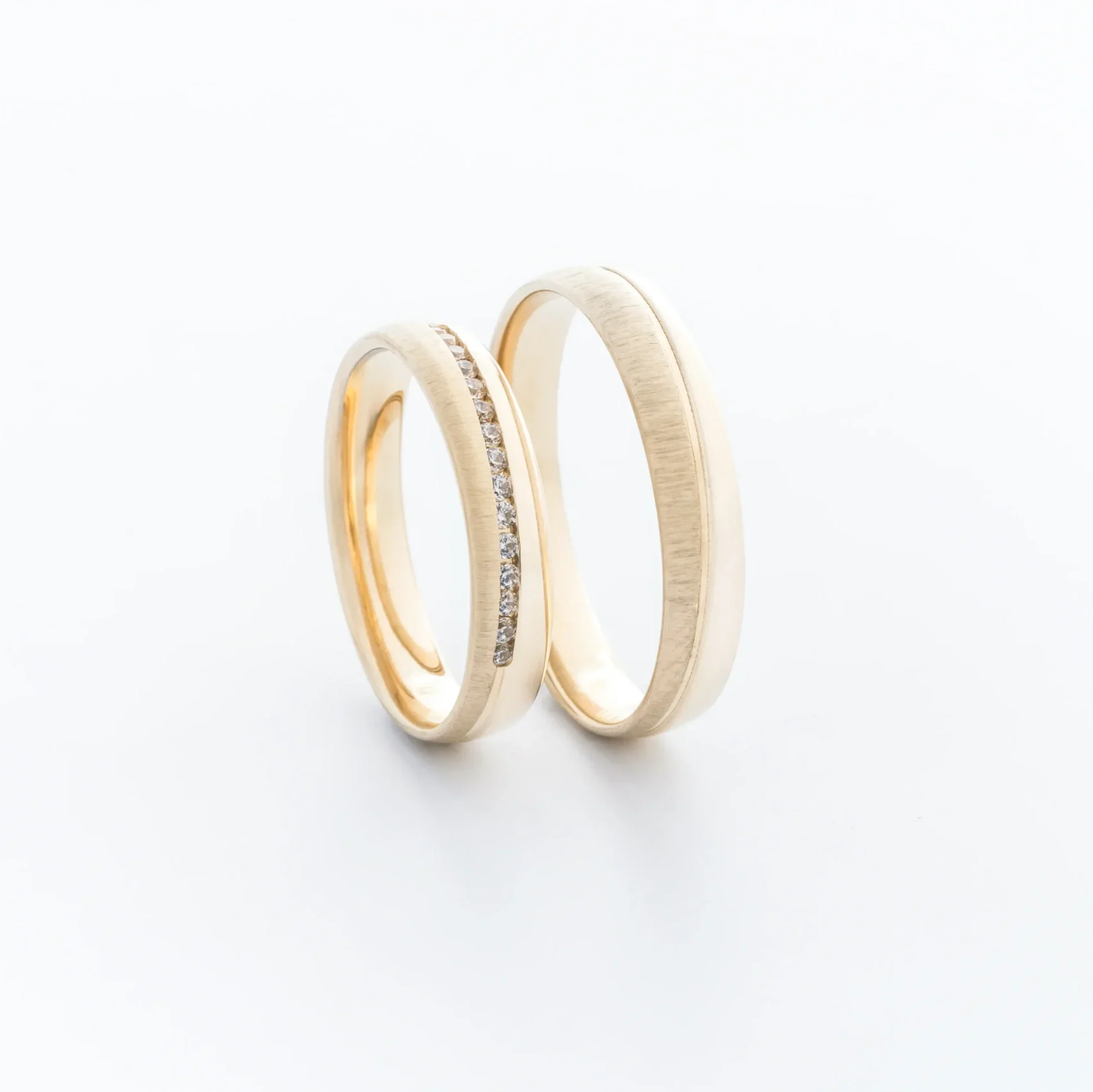 sarga-arany-mattitott-gyemantkoves-karikagyuruk