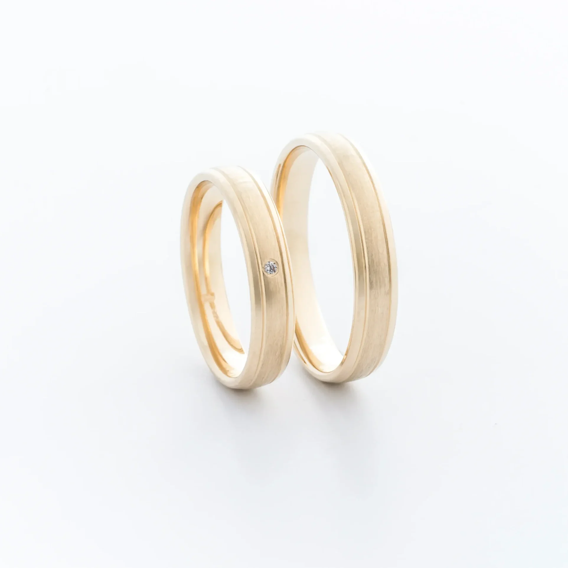 sarga-aranybol-keszult-matt-karikagyurupar